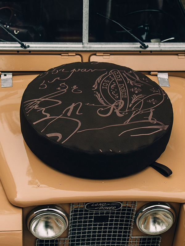 علامة بيرلوتي تضع بصمتها الخاصة على سيارة لاند روفر